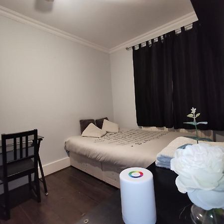Neat Double Room Londres Extérieur photo
